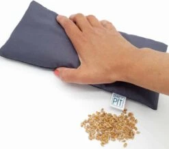 Kruik Baby Met Pit! – NIEUW MODEL Hoes Is Wasbaar – Veilige Tarwe Kruik - Made In NL/BE – Magnetron èn Vriezer - Antraciet -Winkel Voor Babyproducten 1200x1056 2