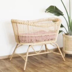 House Of Tods Wieg Lena Rotan - Handgemaakt - Babykamer - Kinderkamer Baby - Exclusief - Baby - 2021 - Duurzaam - Cadeau - Natuurlijk - Incl Matras -Winkel Voor Babyproducten 1200x1199 14