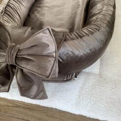 Wazzhappening - Babynestje - Velvet - Taupe - Strik - Handgemaakt - Luxury Velvet - Bruin/grijs -Winkel Voor Babyproducten 1200x1200 1128