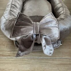 Wazzhappening - Babynestje - Velvet - Taupe - Strik - Handgemaakt - Luxury Velvet - Bruin/grijs -Winkel Voor Babyproducten 1200x1200 1129