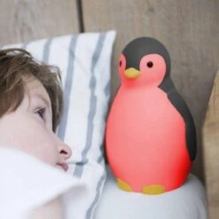 Zazu Pam Slaaptrainer - Pinguin - Met Bluetooth Speaker En Nachtlamp Functie - Roze -Winkel Voor Babyproducten 1200x1200 1313