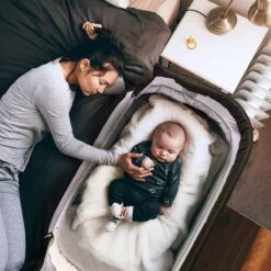 BabyGO Co Sleeper - Aanschuifwieg Met Schommelfuntie - Vivaldi - Goud-Zwart -Winkel Voor Babyproducten 1200x1200 1370