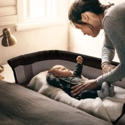 BabyGO Co Sleeper - Aanschuifwieg Met Schommelfuntie - Vivaldi - Goud-Zwart -Winkel Voor Babyproducten 1200x1200 1371