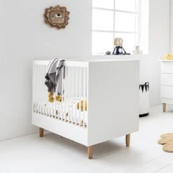 Petite Amélie ® Ledikant - Babybed Wit 120x60 Cm - Lattenbodem Instelbaar In 3 Hoogtes - Geschikt Tot Ongeveer 2 Jaar - Stevig Bed Dankzij Massief Hout & Sterk Plaatmateriaal