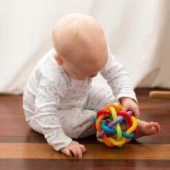 Playgro Buigbare Bendy Ball - Grijp- En Bijtspeelgoed - Incl Rammelaar - Activiteitenbal -Winkel Voor Babyproducten 1200x1200 1991