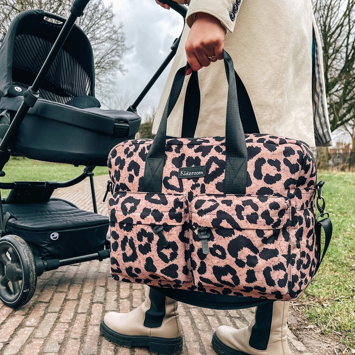 Kidzroom Gorgeous Luiertas - Bruin - Ophanglussen Kinderwagen - Verschoonmatje - Verstelbare Schouderband 10 Kidzroom Gorgeous Luiertas - Bruin - Ophanglussen Kinderwagen - Verschoonmatje - Verstelbare Schouderband - Afbeelding 8