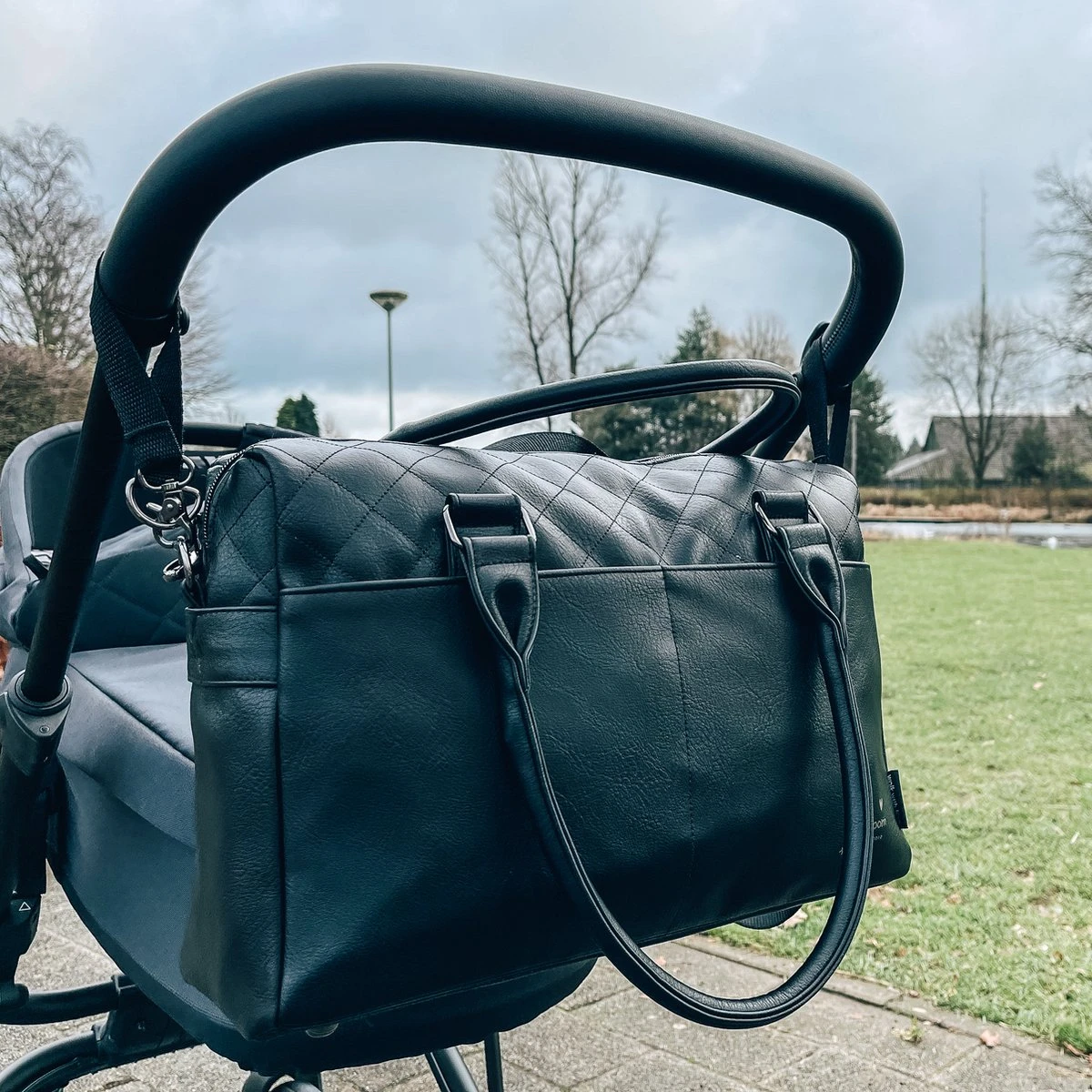 Kidzroom In Your Dreams Luiertas - Zwart - Ophanglussen Kinderwagen - Verschoonmatje - Verstelbare Schouderband 5 Kidzroom In Your Dreams Luiertas - Zwart - Ophanglussen Kinderwagen - Verschoonmatje - Verstelbare Schouderband - Afbeelding 3