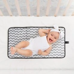 Brisby Slijtvaste Luiertas – Verzorgingstas - Two Tone Zwart En Donkergrijs - Inclusief Verschoonmatje - Isoleervakken - Met Geïntegreerde Kinderwagen Haken -Winkel Voor Babyproducten 1200x1200 2346