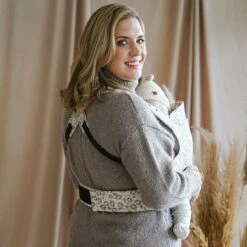 ROOKIE Baby Premium Draagzak- Design Buikdrager - Comfortabel En Ergonomisch - Pasgeboren Babydrager - Peuterdrager - Biologisch Katoen - Super Zacht - Unisex: Voor Mama En Papa (Leoprint Beige) -Winkel Voor Babyproducten 1200x1200 2773