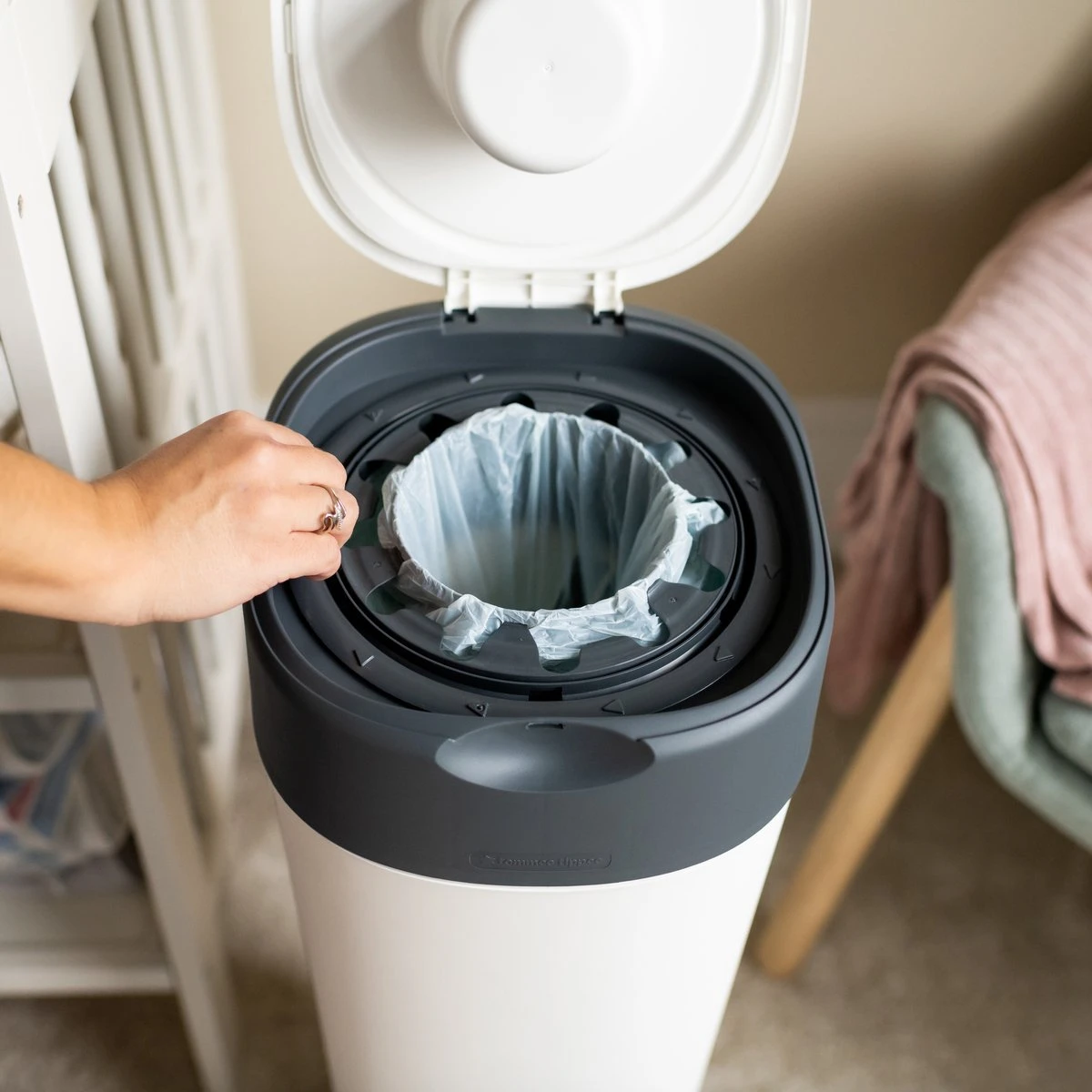 Tommee Tippee Twist & Click XL-luieremmer - Voor Maximaal 60 Luiers - Milieuvriendelijker Systeem - 1 Navulcassette - Duurzaam Geproduceerde Antibacteriële GREENFILM 9 Tommee Tippee Twist & Click XL-luieremmer - Voor Maximaal 60 Luiers - Milieuvriendelijker Systeem - 1 Navulcassette - Duurzaam Geproduceerde Antibacteriële GREENFILM - Afbeelding 7