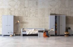 WOOOD Dennis Speelgoedkist - Grenen Geborsteld - Betongrijs - 42x90x42 -Winkel Voor Babyproducten 1200x781 1