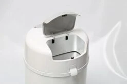 DiaperPail - Clear White - Luieremmer Met Speciale Luiersluis - Werkt Met Normale Vuilniszakken - Luxe Luieremmer - Geen Speciale Cassettes - Geen Geurtjes - Makkelijk Schoon Te Maken - Is Gemaakt Van Aluminium -Winkel Voor Babyproducten 1200x798 1