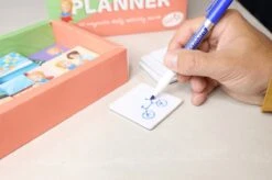 KLUZOO Dagplanner – 72 Magnetische Kaarten Meisje-Pictogrammen Voor Planbord Met Activiteiten En Taken – Zindelijkheidstraining – Beloningssysteem – Montessori Speelgoed - Zindelijkheid - Potjestraining Jongens En Meisje – Dagritme - Planner – Kind 11 KLUZOO Dagplanner – 72 Magnetische Kaarten Meisje-Pictogrammen Voor Planbord Met Activiteiten En Taken – Zindelijkheidstraining – Beloningssysteem – Montessori Speelgoed - Zindelijkheid - Potjestraining Jongens En Meisje – Dagritme - Planner – Kind -Winkel Voor Babyproducten 1200x799 28
