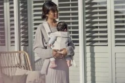 BabyBjörn Draagzak Mini - 3D Jersey - Lichtbeige -Winkel Voor Babyproducten 1200x800 424