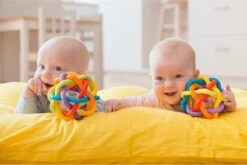 Playgro Buigbare Bendy Ball - Grijp- En Bijtspeelgoed - Incl Rammelaar - Activiteitenbal -Winkel Voor Babyproducten 1200x802 10