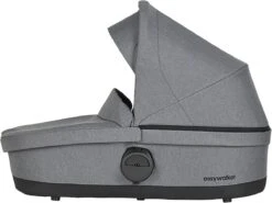 Easywalker Harvey 3 / Harvey³ Voordeelset Bestaande Uit Kinderwagen, Reiswieg, Voetenzak, Regenhoes Voor Zitting En Reiswieg, Hoes Voor De Reiswiegmatras - Kleur Fossil Grey -Winkel Voor Babyproducten 1200x898 9
