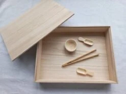 Merkloos Speelbak Incl. Deksel & Accessoires - Montessori Sensomotorisch Open-ended - Fijne Motoriek Rijst Kinetisch Zand Speelzand Sensory Speelrijst Speelgoed - Speel Goed Bak Open End