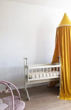 By Baboo Klamboe Baby 245cm - Okergeel - Katoen - Pompons -Winkel Voor Babyproducten 771x1200 3