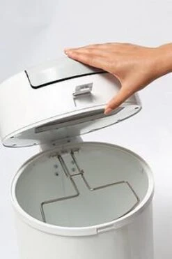 DiaperPail - Clear White - Luieremmer Met Speciale Luiersluis - Werkt Met Normale Vuilniszakken - Luxe Luieremmer - Geen Speciale Cassettes - Geen Geurtjes - Makkelijk Schoon Te Maken - Is Gemaakt Van Aluminium -Winkel Voor Babyproducten 798x1200 1