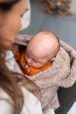 Bykay - Draagdoeken - Cover - Teddy Taupe - Winter Edition -Winkel Voor Babyproducten 799x1200 59