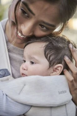 BabyBjörn Draagzak Mini - 3D Jersey - Lichtbeige -Winkel Voor Babyproducten 800x1200 340