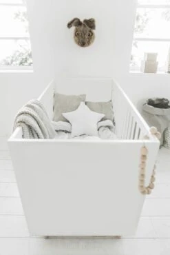 Petite Amélie ® Ledikant - Babybed Wit 120x60 Cm - Lattenbodem Instelbaar In 3 Hoogtes - Geschikt Tot Ongeveer 2 Jaar - Stevig Bed Dankzij Massief Hout & Sterk Plaatmateriaal -Winkel Voor Babyproducten 801x1200 68