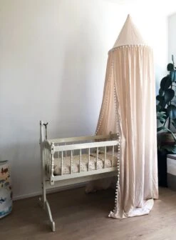 By Baboo Klamboe Baby 245cm - Crème - Katoen - Pompons -Winkel Voor Babyproducten 882x1200 1