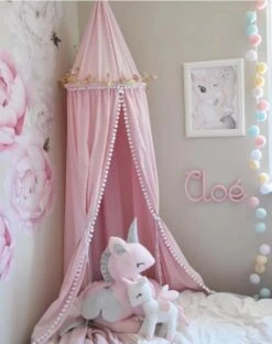 By Baboo Klamboe Baby 245cm - Roze - Katoen - Pompons -Winkel Voor Babyproducten 951x1200