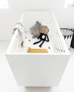 Petite Amélie ® Ledikant - Babybed Wit 120x60 Cm - Lattenbodem Instelbaar In 3 Hoogtes - Geschikt Tot Ongeveer 2 Jaar - Stevig Bed Dankzij Massief Hout & Sterk Plaatmateriaal -Winkel Voor Babyproducten 960x1200 7